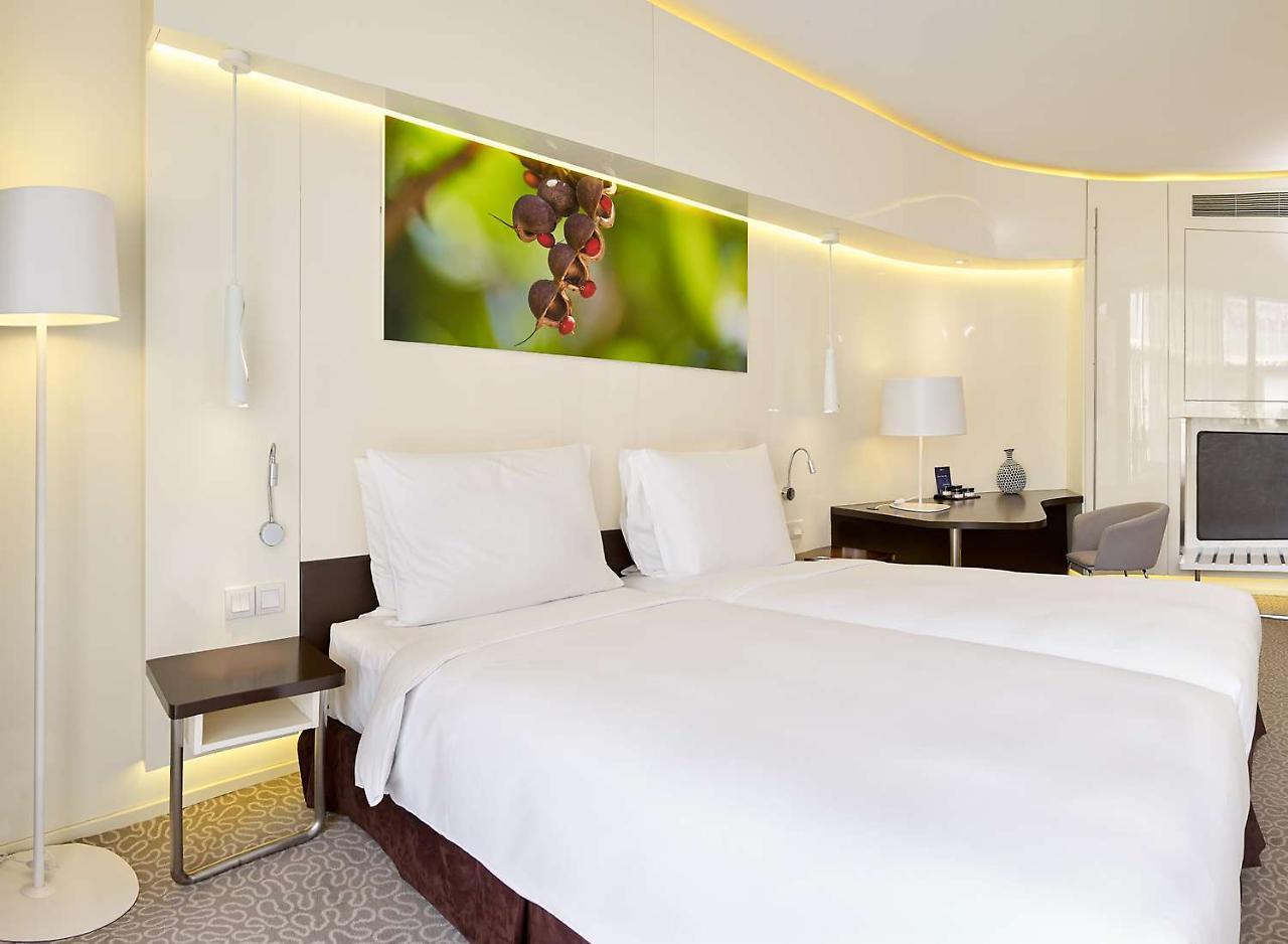 Radisson Blu Hotel & Convention Centre Κιγκάλι Εξωτερικό φωτογραφία A room at the hotel