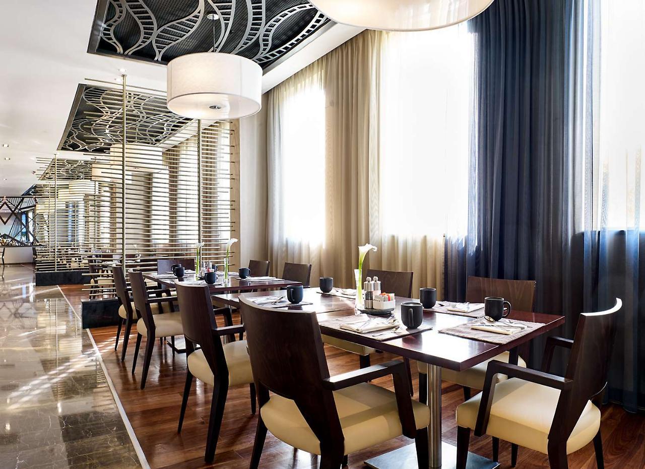 Radisson Blu Hotel & Convention Centre Κιγκάλι Εξωτερικό φωτογραφία The restaurant