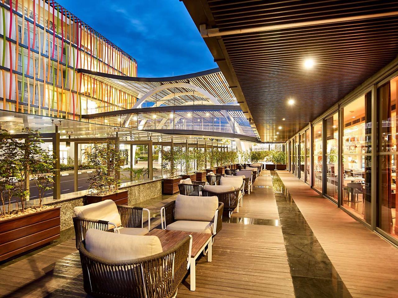 Radisson Blu Hotel & Convention Centre Κιγκάλι Εξωτερικό φωτογραφία The outdoor terrace at the hotel