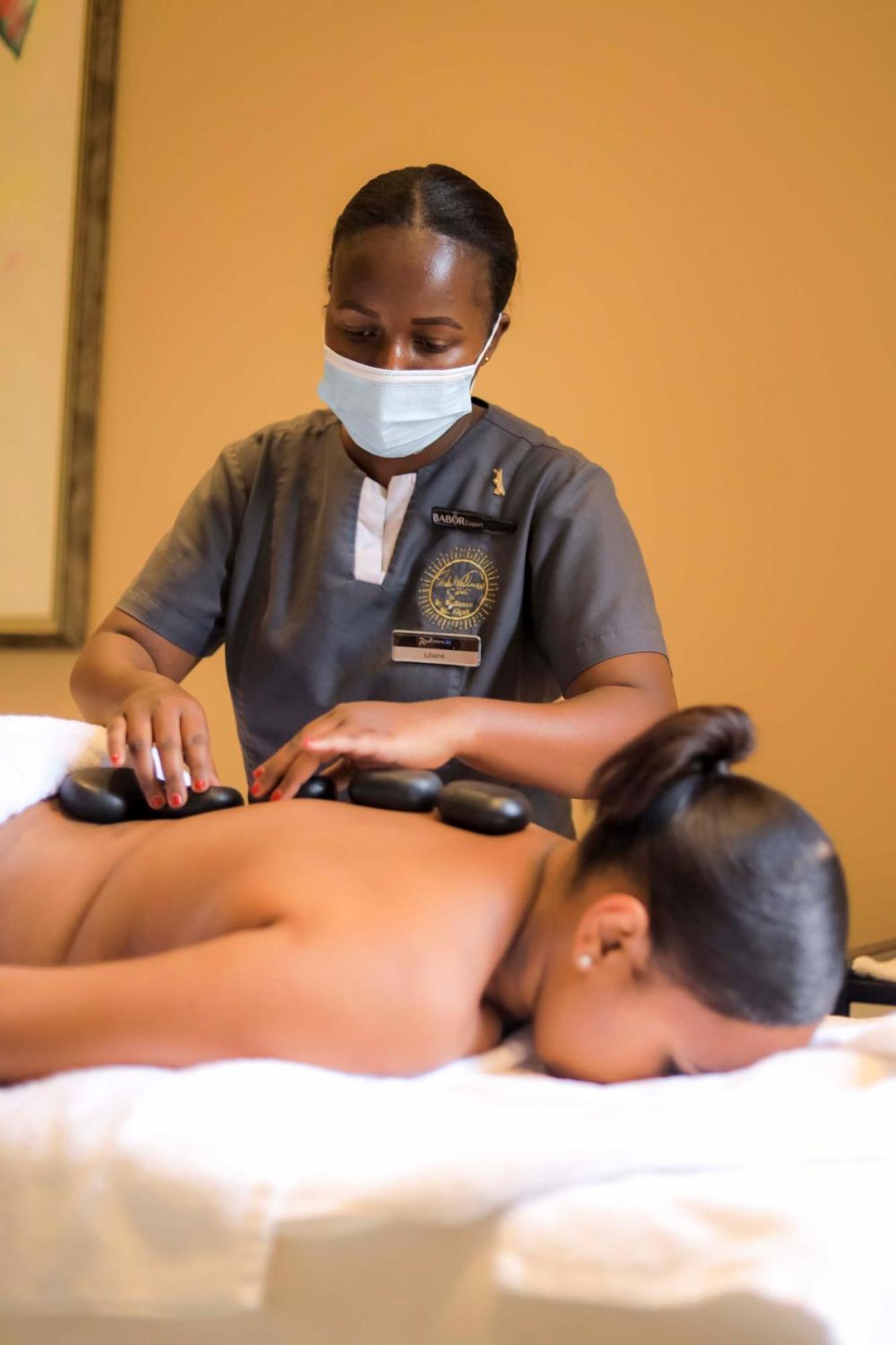 Radisson Blu Hotel & Convention Centre Κιγκάλι Εξωτερικό φωτογραφία Hot stone massage