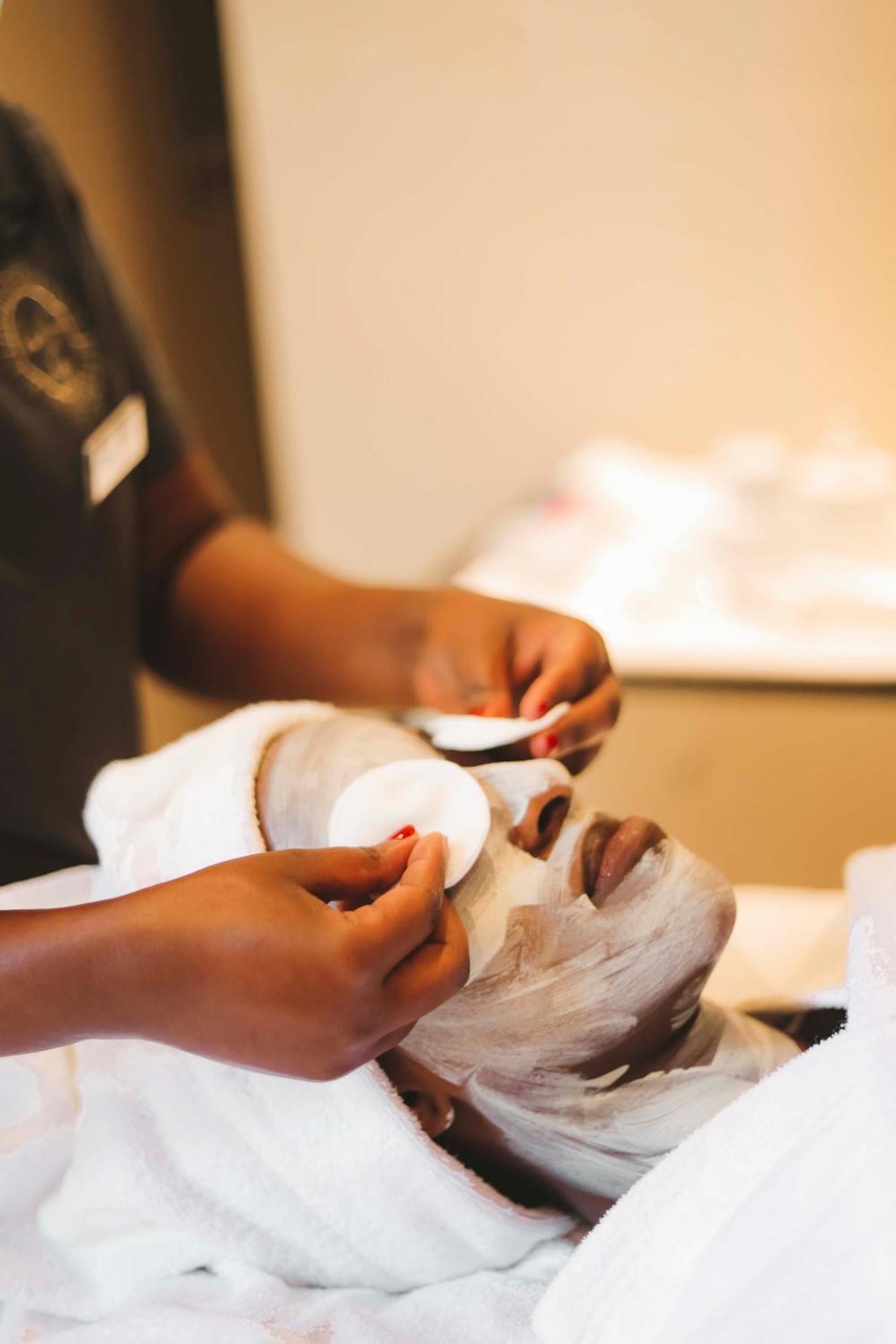 Radisson Blu Hotel & Convention Centre Κιγκάλι Εξωτερικό φωτογραφία A woman applying a facial mask