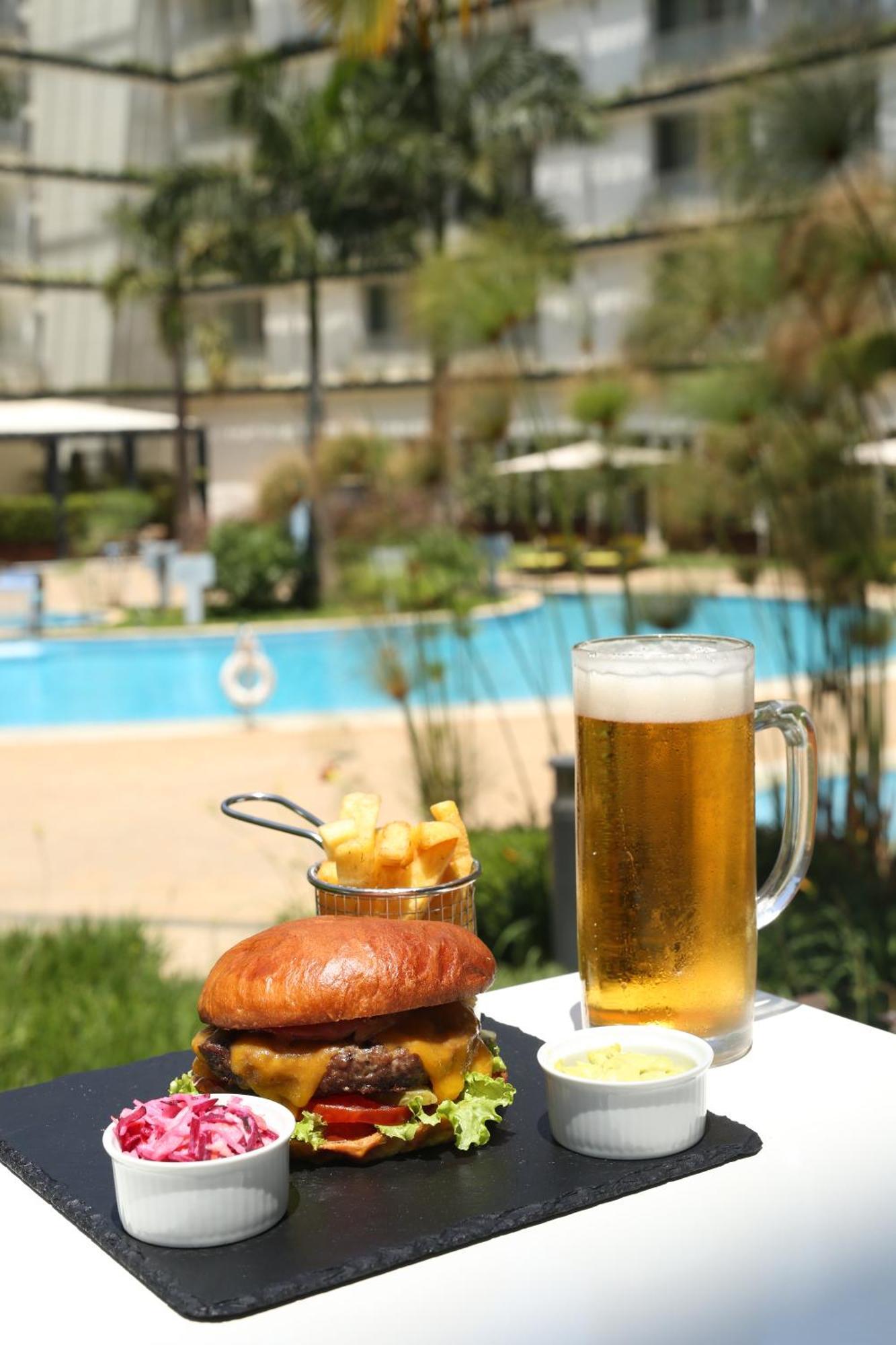 Radisson Blu Hotel & Convention Centre Κιγκάλι Εξωτερικό φωτογραφία Beer and bread