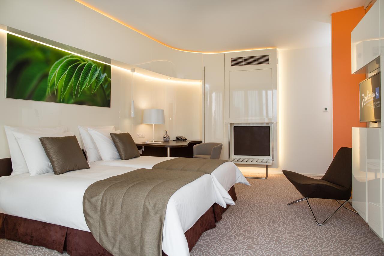 Radisson Blu Hotel & Convention Centre Κιγκάλι Εξωτερικό φωτογραφία A room at the hotel