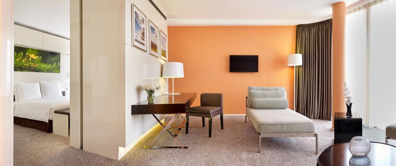 Radisson Blu Hotel & Convention Centre Κιγκάλι Εξωτερικό φωτογραφία A room at the hotel