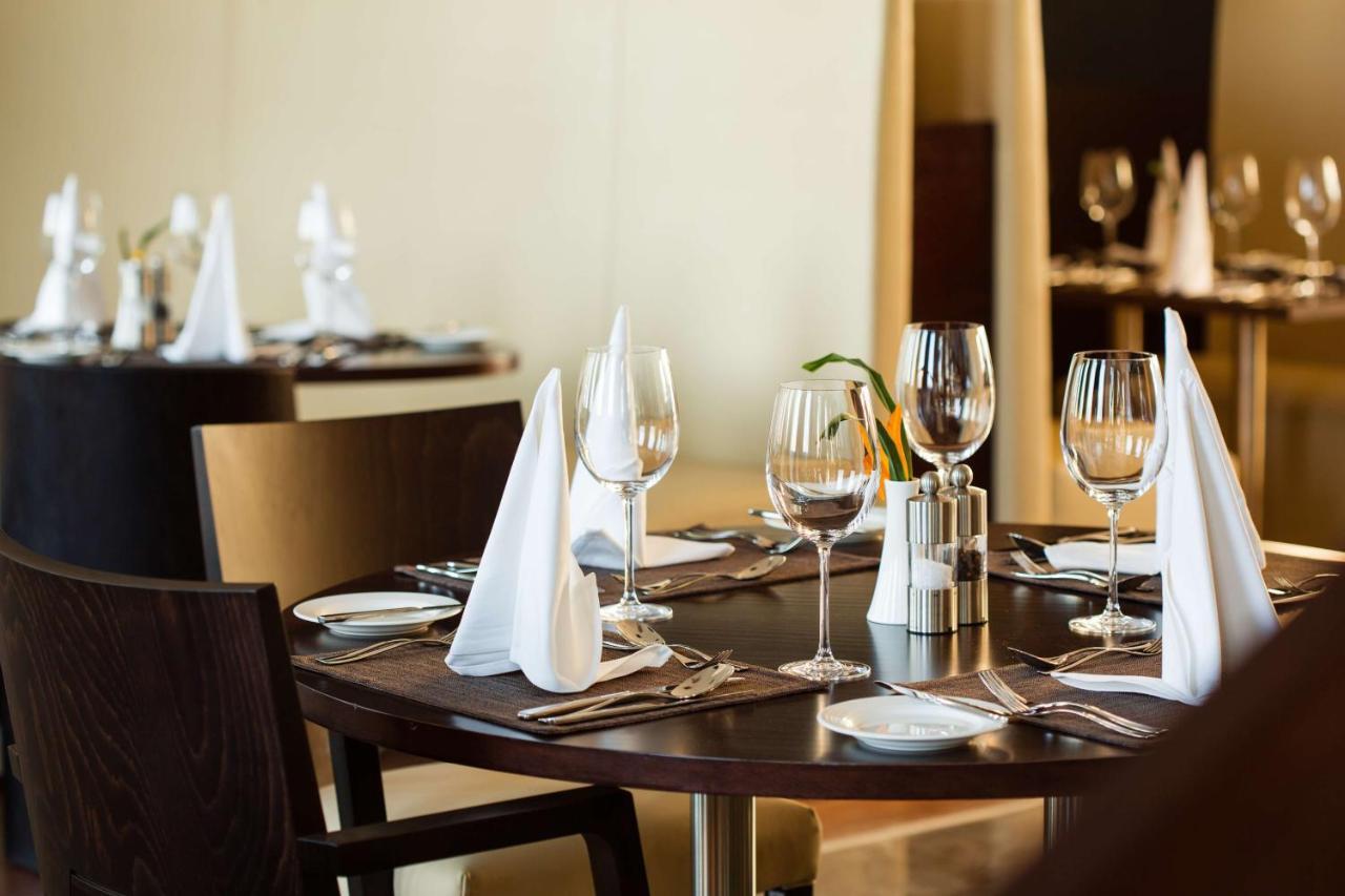Radisson Blu Hotel & Convention Centre Κιγκάλι Εξωτερικό φωτογραφία A table set for fine dining